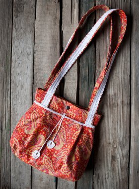 kadın kumaş çanta rustik ahşap arka plan üzerinde