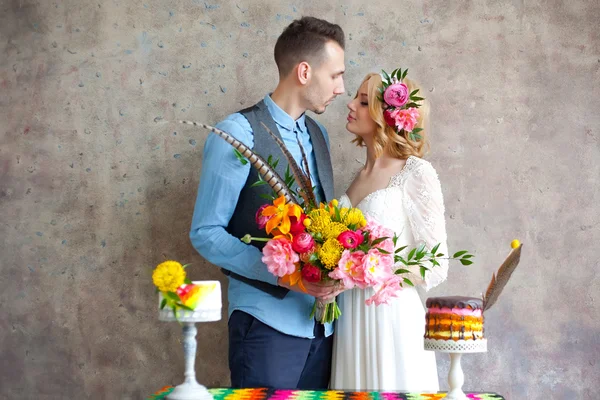 Casal de casamento jovem contra parede textura — Fotografia de Stock