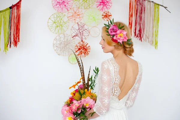 Невеста с ярким букетом и цветами в волосах — стоковое фото