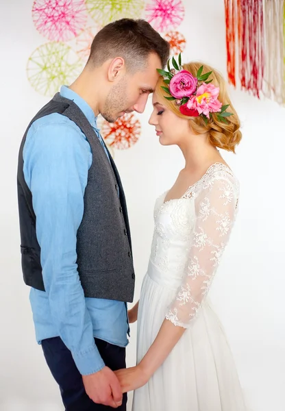Nádherný Kavkazský pár novomanželům — Stock fotografie