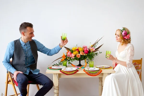 Novia y novio disfrutando de la comida en la recepción de la boda — Foto de Stock