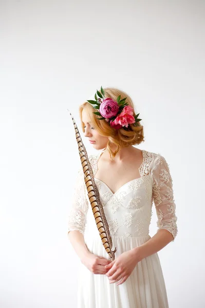 Прекрасная невеста позирует с длинным пером — стоковое фото
