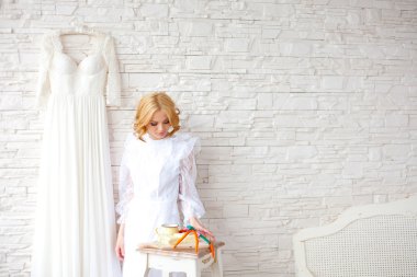 Güzel sarışın gelin yakınındaki beyaz tuğla duvar