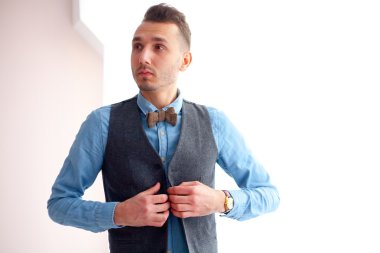 Cam kenarında ayakta zarif adam görüntüsü