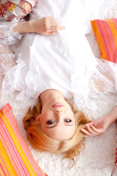Привлекательная блондинка, лежащая на диване — стоковое фото