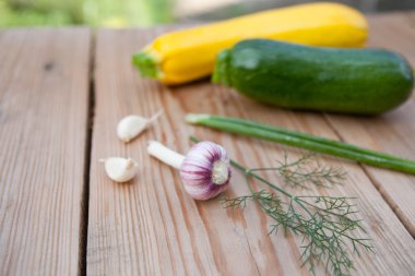 Ahşap arka plan, üstten görünüm üzerinde taze sebze