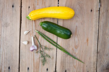 Ahşap arka plan, üstten görünüm üzerinde taze sebze