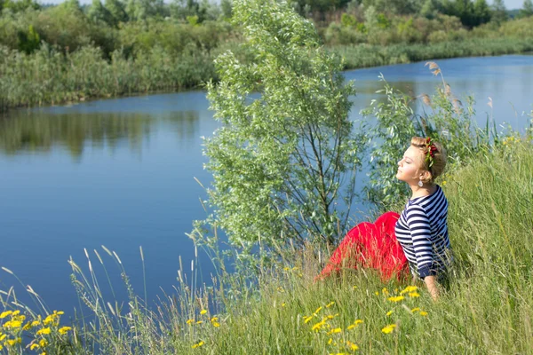 Ung kvinna på sommaren fältet porträtt — Stockfoto