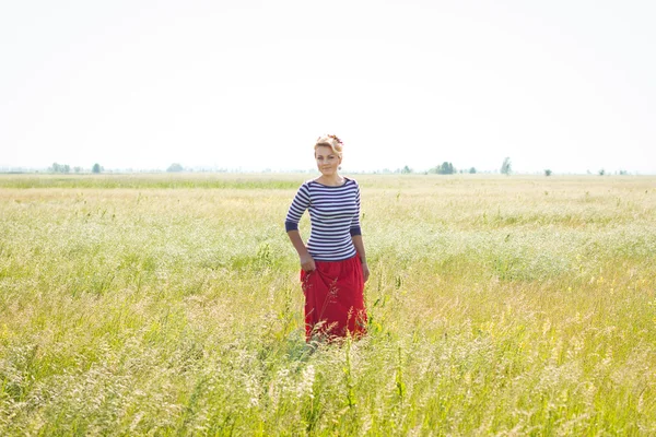 Ung kvinna på sommaren fältet porträtt — Stockfoto