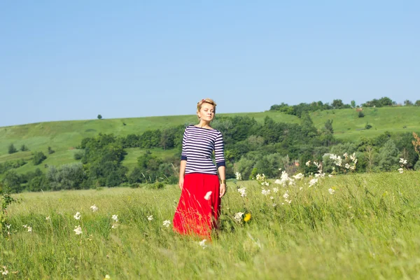 夏のフィールドの肖像若い女性 — ストック写真