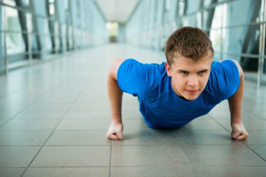 Yapan erkek egzersizleri modern köprü inşaatı itti.