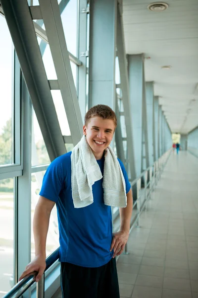 Gesunder muskulöser junger Mann nach dem Training — Stockfoto