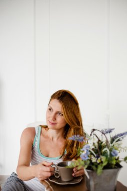 sabah kahve beyaz koltuğunda oturmak güzel kadınlarla