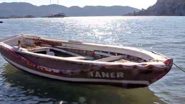 Pequeno barco de pesca flutuando na água — Vídeo de Stock