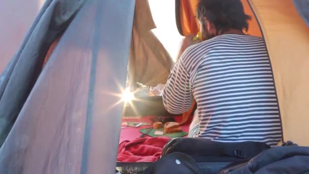 英俊的旅行者，在帐篷里，咖啡或茶的杯 — 图库视频影像