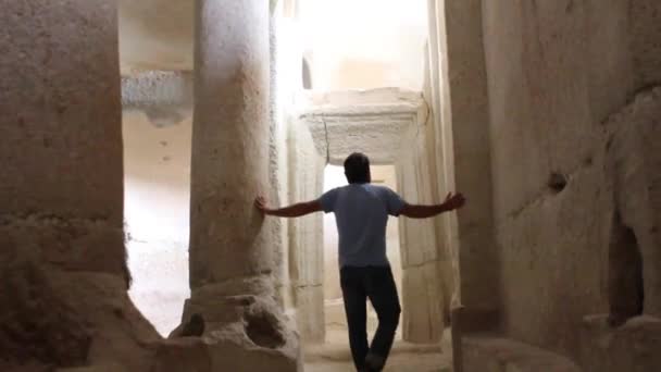 Ο άνθρωπος σε αρχαίο ναό, Τουρκικά, Καππαδοκία — Αρχείο Βίντεο