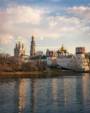 Moskova 'daki Kurtarıcı İsa' nın Katedrali önünde Noel süslemeleri.