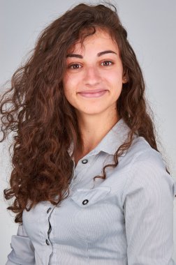 Kahverengi gözlü genç kıvırcık kız 