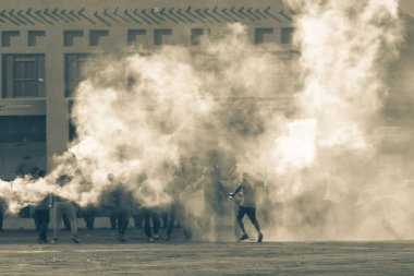 Askeri polis göz yaşartıcı gaz, duman, yangın ve patlamalarla protestolara tepki verdi. Siyasi ifade, ayaklanma, protesto, gösterim ve askeri kavram.