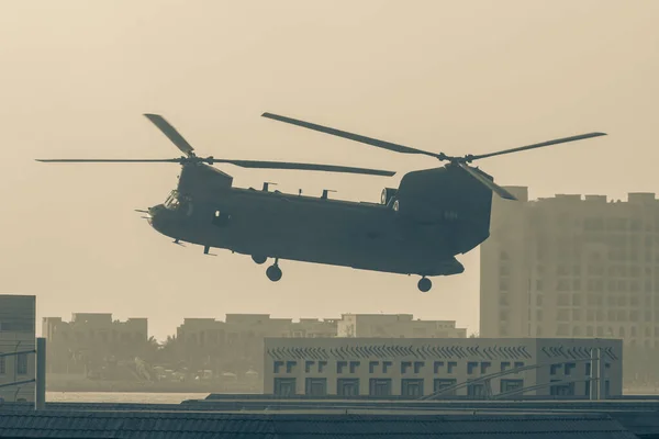 Kargaşa Yıkım Içinde Uçan Helikopterle Askeri Çatışma Savaş Duman Yerde — Stok fotoğraf