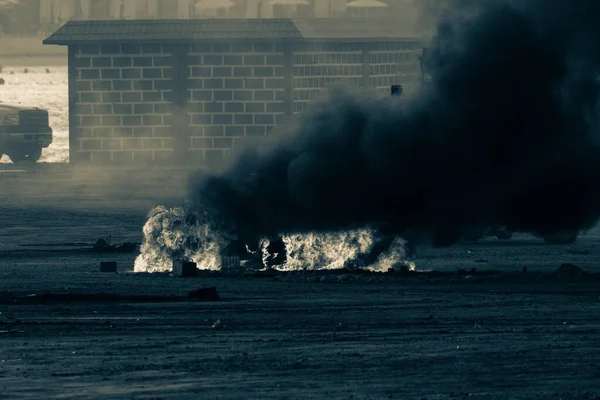 Vojenský Úder Auto Zapálí Nepokojích Válce Vzduch Plný Kouře Plamenů — Stock fotografie