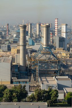 Benzin, su ve petrol kavramları için kıyı şeridi boyunca Orta Doğu petrol rafinerisi ekipmanları. Sanayi bölgesi.