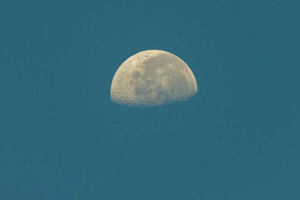 Lua Céu Azul Luz Manhã Com Meia Lua Crateras Visíveis — Fotografia de Stock