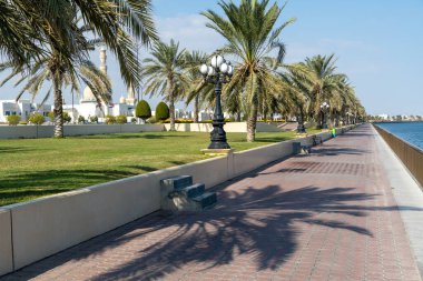 Kalba Corniche Sharjah Birleşik Arap Emirlikleri 'nde (BAE) güzel bir günde Umman Körfezi boyunca yürüyordu..