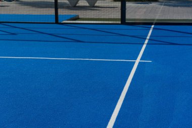 Açık mavi tenis, raket topu ya da Pickleball sahası. Açık hava servis hattını kapatın..