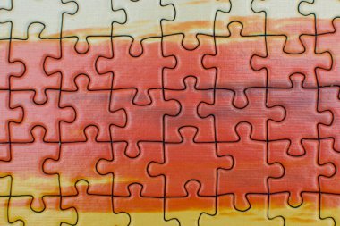 Bağlantı, takım çalışması, uyum, aile, eğlence ve oyun kavramları için tamamlanmış kırmızı yapboz parçaları.