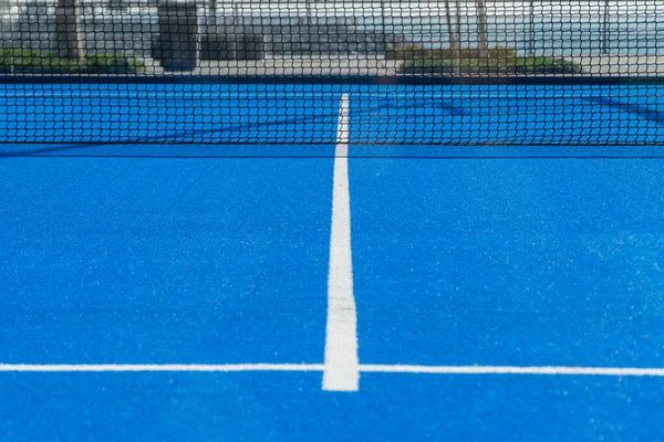 明るい青のテニス パドルボールや屋外ブラックネットに向かって白い線とスリボールコートのグランドビュー — ストック写真