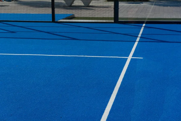 明るい青のテニス パドルボール またはベースサービスラインの近くのピックルボールコート屋外 — ストック写真