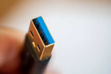 Bilgisayar bağlantı konseptleri için USB bağlantı kablosu üst görünümünü kapat (makrofotoğrafçılık).