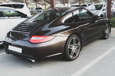 Porsche Carerra lüks spor araba. Otoparkta kahverengi..