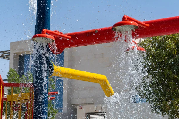 Három Piros Spray Vízipark Locsoló Locsoló Víz Alatt Gyermekek Nyári — Stock Fotó