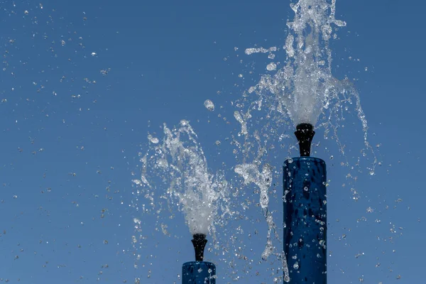 Két Kék Spray Vízipark Locsoló Locsoló Víz Felett Gyermekek Nyári — Stock Fotó