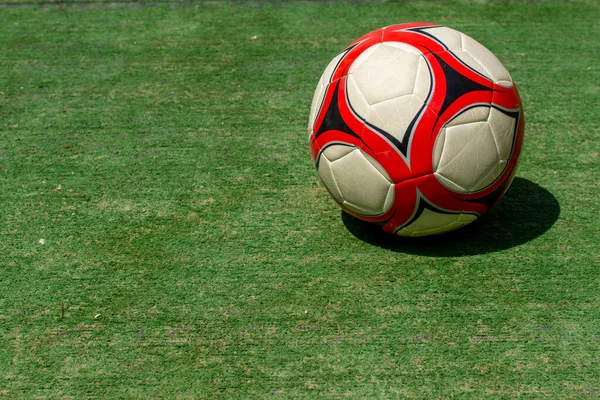 Pallone Calcio Rosso Bianco Erba Verde Brillante Sole Una Giornata — Foto Stock