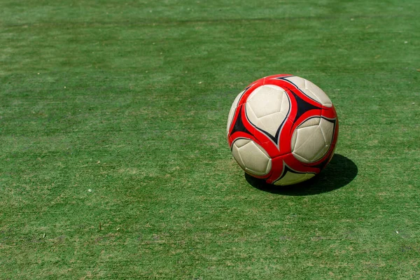 Rot Weißer Fußball Auf Leuchtend Grünem Rasen Sonnenschein Einem Sommertag — Stockfoto