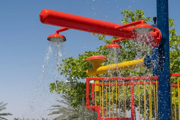 Három Piros Szökőkút Vízipark Locsoló Locsoló Víz Felett Gyermekek Nyári — Stock Fotó