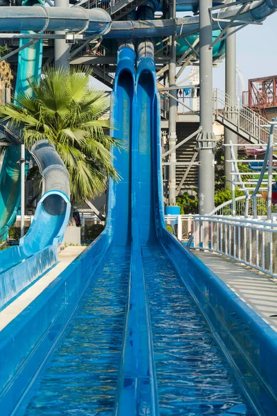 Duplo Slide Água Azul Perto Para Crianças Luxo Férias Família — Fotografia de Stock