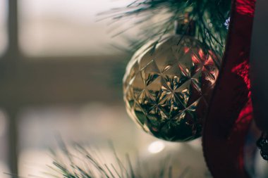 Noel ağacı süslemesi altın ve kırmızı top tatil kış temaları için kopya alanı ile