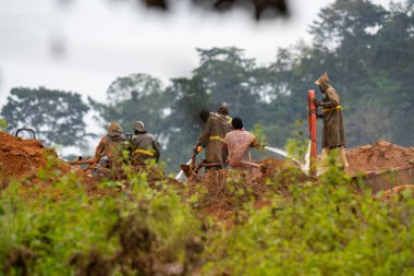 Atıwa Ormanı 'ndaki bir derede altın arayan zanaatkar bir altın madencisinin yakın çekimi..