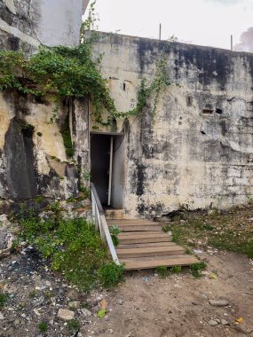 Osu Kalesi 'ndeki ünlü Dönüşü Olmayan Kapı, denize bakıyor..