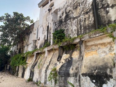 Accra 'daki Atlantik kıyısına bakan Osu Kalesi' nin (Christiansborg Kalesi) dış görünüşü.