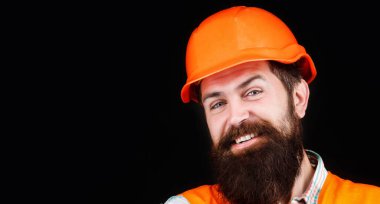 İnsan üreticileri, endüstri. Kasklı bir inşaatçı, ustabaşı ya da kasklı bir tamirci. Gülümseyen bir inşaatçının portresi