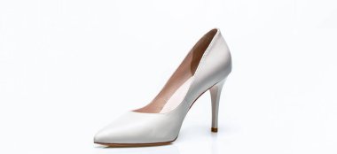 Kadınlar için beyaz ayakkabı. Güzellik ve moda konsepti. Beyaz arka planda izole edilmiş şık kadın ayakkabıları. Beyaz arka planda beyaz topuklu kadın ayakkabıları