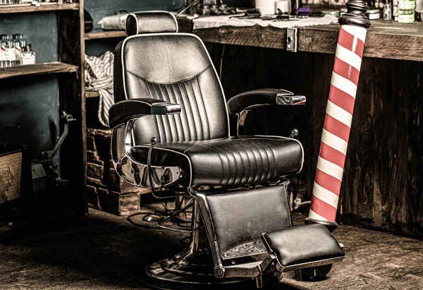 Poltrona de barbearia, barbearia para homens. Pólo da barbearia. Logotipo da barbearia, símbolo. Cadeira de barbeiro vintage elegante — Fotografia de Stock