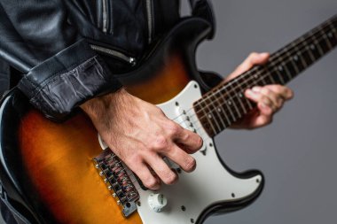 Gitar çalan adam. Gitar çalarak elinizi kapatın. Gitar çalan müzisyen, canlı müzik. Elektro gitar. Rock müzik grubunun tekrarı. Müzik festivali