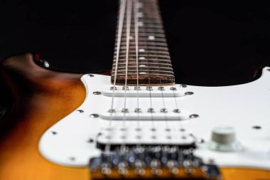Elektro gitar. Müzik gitarını kapat. Telli elektrikli müzik aleti. Rock, blues, metal şarkılar için müzik aleti. Gitar telleri, yaklaşın. Electric Bass Gitarları