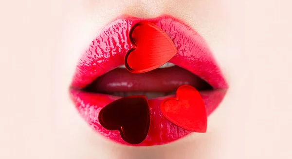 Saint Valentin. Bel amour, mak-eup. Coeur rouge sur les lèvres, Saint Valentin. Lèvres de Saint Valentin. Lèvre rouge brillant. Cœur de Saint-Valentin, baiser sur les lèvres. Maquillage, beauté lèvres sexy avec coeur — Photo